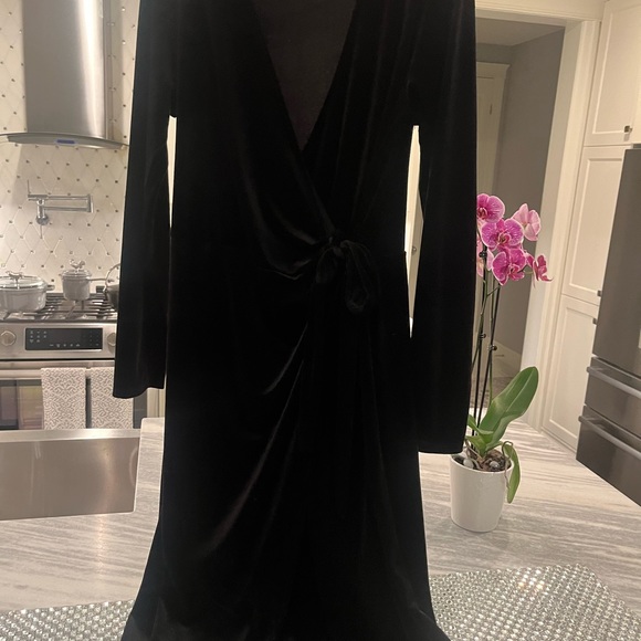 COPY - Iconic Halston 🥂black velvet🥂 midi wrap 🥂holiday dress size large 🥂perfe… - Picture 4 of 17